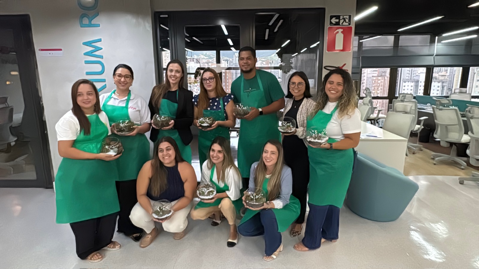 Equipe da Oficina Verde Corporativa com terrários finalizados